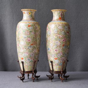 A pair of Chinese famille rose 'millefleurs' eggshell vases, Qianlong mark, Republic, 20th C. — 照片 11