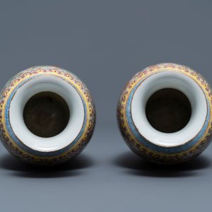 A pair of Chinese famille rose 'millefleurs' eggshell vases, Qianlong mark, Republic, 20th C. — 照片 7