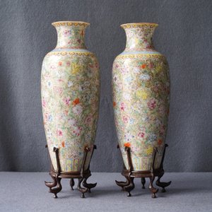 A pair of Chinese famille rose 'millefleurs' eggshell vases, Qianlong mark, Republic, 20th C. — 照片 9