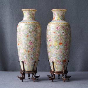 A pair of Chinese famille rose 'millefleurs' eggshell vases, Qianlong mark, Republic, 20th C. — 照片 10