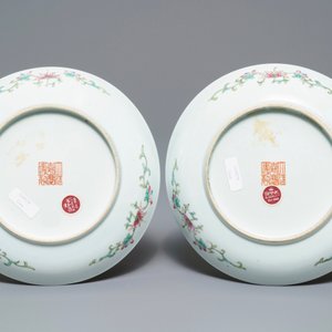 A pair of Chinese famille rose millefleurs plates, Jiaqing mark and of the period — photo 2