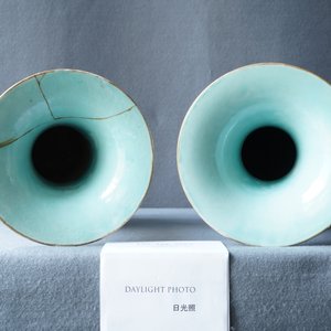 A pair of Chinese famille rose 'millefleurs' vases, Qianlong mark, Republic — 照片 9