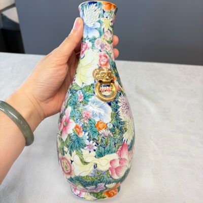A pair of Chinese famille rose 'Millefleurs' vases with lion-head handles — photo 5