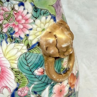 A pair of Chinese famille rose 'Millefleurs' vases with lion-head handles — photo 8