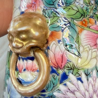 A pair of Chinese famille rose 'Millefleurs' vases with lion-head handles — photo 10