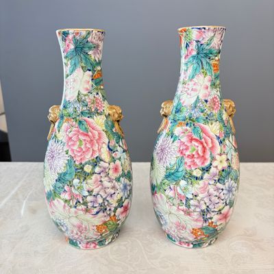 A pair of Chinese famille rose 'Millefleurs' vases with lion-head handles — photo 1