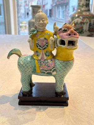 A pair of Chinese famille rose models of a boy riding a qilin and a bitong, 19/20th C. — photo 22
