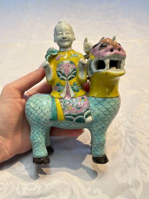 A pair of Chinese famille rose models of a boy riding a qilin and a bitong, 19/20th C. — photo 23