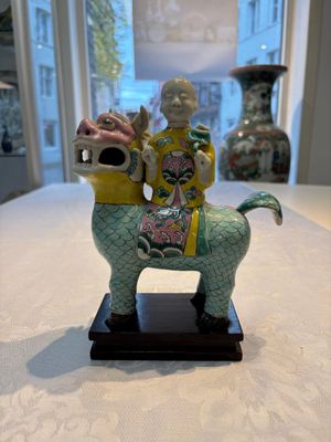 A pair of Chinese famille rose models of a boy riding a qilin and a bitong, 19/20th C. — photo 9