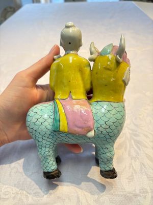 A pair of Chinese famille rose models of a boy riding a qilin and a bitong, 19/20th C. — foto 12