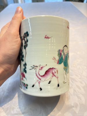 A pair of Chinese famille rose models of a boy riding a qilin and a bitong, 19/20th C. — foto 5