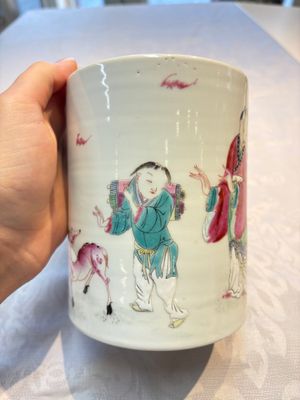 A pair of Chinese famille rose models of a boy riding a qilin and a bitong, 19/20th C. — foto 6