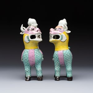 A pair of Chinese famille rose models of a boy riding a qilin and a bitong, 19/20th C. — foto 3