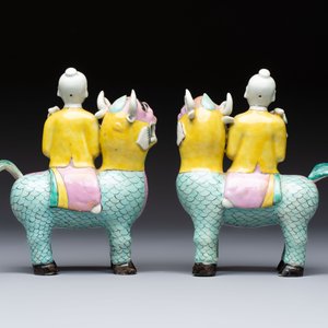 A pair of Chinese famille rose models of a boy riding a qilin and a bitong, 19/20th C. — foto 4
