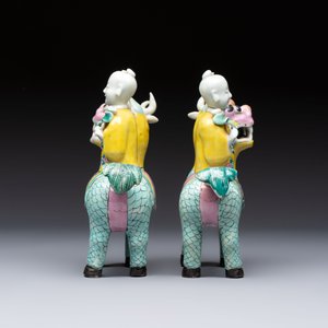 A pair of Chinese famille rose models of a boy riding a qilin and a bitong, 19/20th C. — foto 5