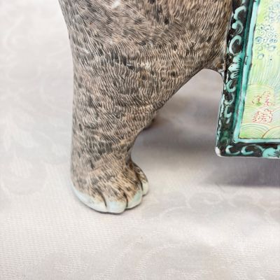 A pair of Chinese famille rose models of elephants — foto 5
