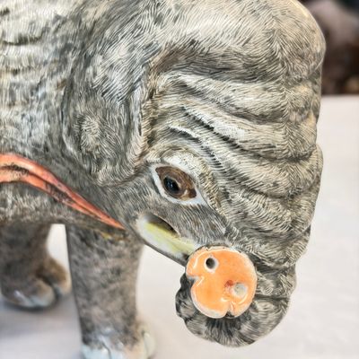 A pair of Chinese famille rose models of elephants — foto 8