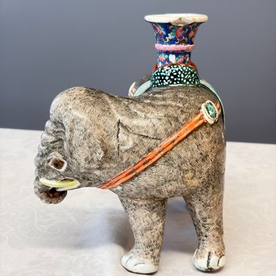 A pair of Chinese famille rose models of elephants — foto 9