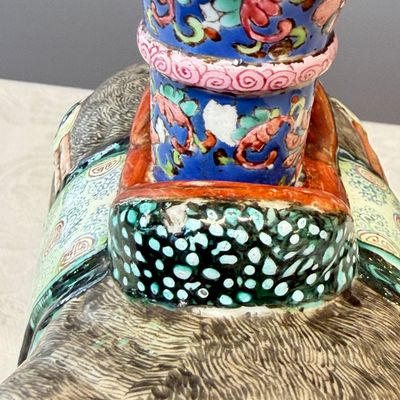 A pair of Chinese famille rose models of elephants — foto 11