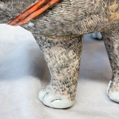 A pair of Chinese famille rose models of elephants — foto 15