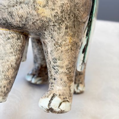 A pair of Chinese famille rose models of elephants — foto 17