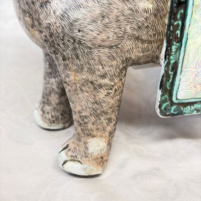 A pair of Chinese famille rose models of elephants — foto 19