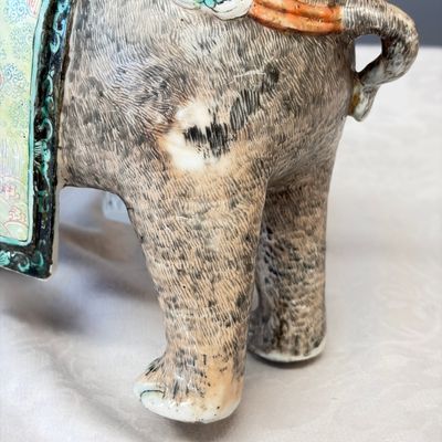 A pair of Chinese famille rose models of elephants — foto 20