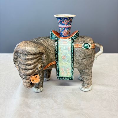 A pair of Chinese famille rose models of elephants — foto 22