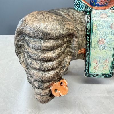 A pair of Chinese famille rose models of elephants — foto 23