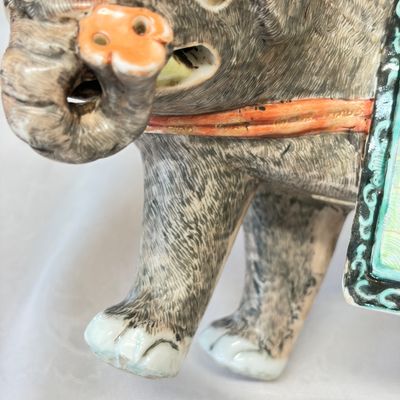 A pair of Chinese famille rose models of elephants — foto 28
