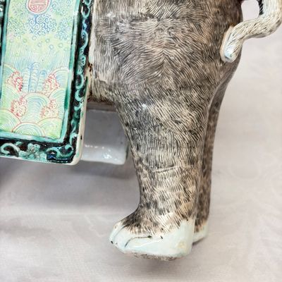 A pair of Chinese famille rose models of elephants — foto 29