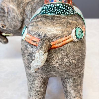 A pair of Chinese famille rose models of elephants — foto 30