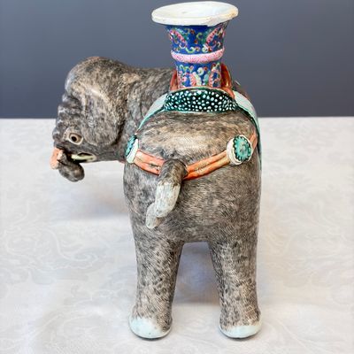 A pair of Chinese famille rose models of elephants — foto 31