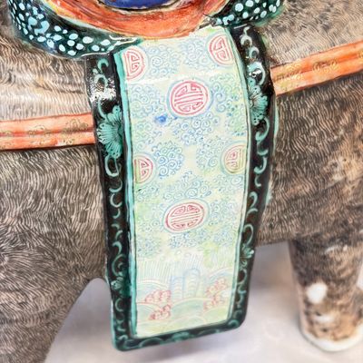 A pair of Chinese famille rose models of elephants — foto 33