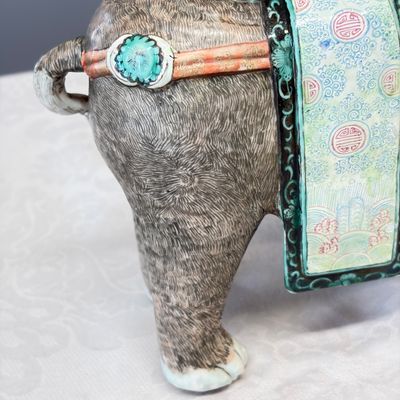 A pair of Chinese famille rose models of elephants — foto 35