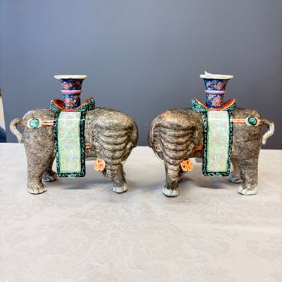 A pair of Chinese famille rose models of elephants — foto 1