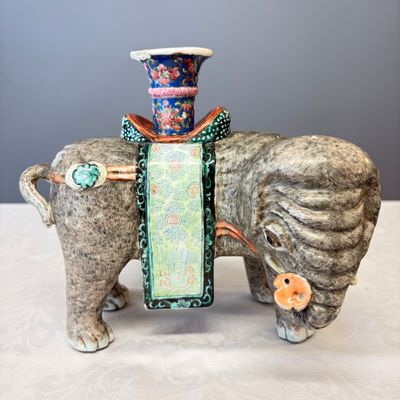 A pair of Chinese famille rose models of elephants — foto 2