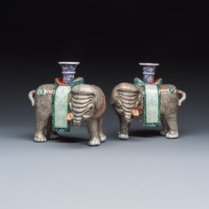 A pair of Chinese famille rose models of elephants — foto 1