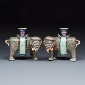 A pair of Chinese famille rose models of elephants — foto 2