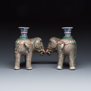 A pair of Chinese famille rose models of elephants — foto 5