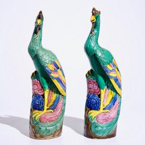 A pair of Chinese famille rose models of phoenixes, early 20th C. — photo 2