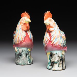 * A pair of Chinese famille rose models of roosters, 18/19th C. — photo 1