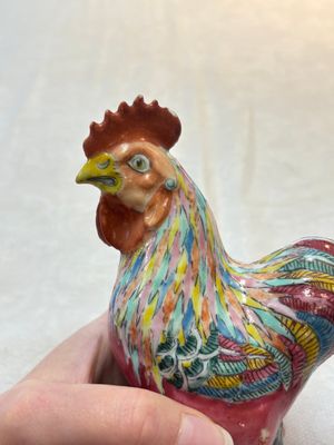 A pair of Chinese famille rose models of roosters, 18/19th C. — foto 8