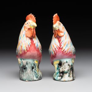 A pair of Chinese famille rose models of roosters, 18/19th C. — foto 3