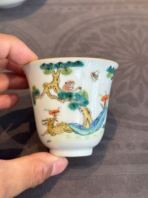 A pair of Chinese famille rose 'monkey and deer' cups and saucers, Tongzhi mark and of the period — photo 2