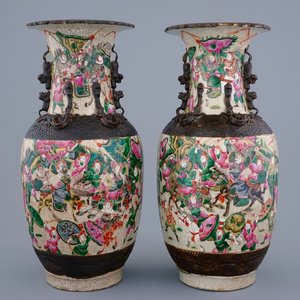 A pair of Chinese famille rose Nanking crackle glaze vases, 19th C. — 照片 1