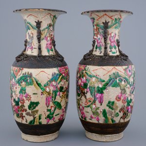 A pair of Chinese famille rose Nanking crackle glaze vases, 19th C. — 照片 4