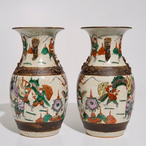 A pair of Chinese famille rose Nanking crackle glaze warrior vases, 19th C. — 照片 4