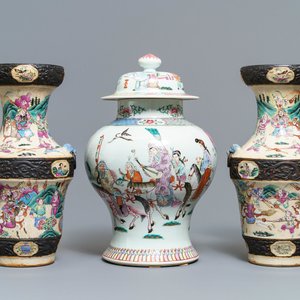 A pair of Chinese famille rose Nanking vases and a covered vase, 19th C. — 照片 1