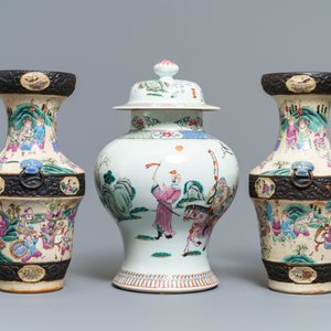 A pair of Chinese famille rose Nanking vases and a covered vase, 19th C. — 照片 2